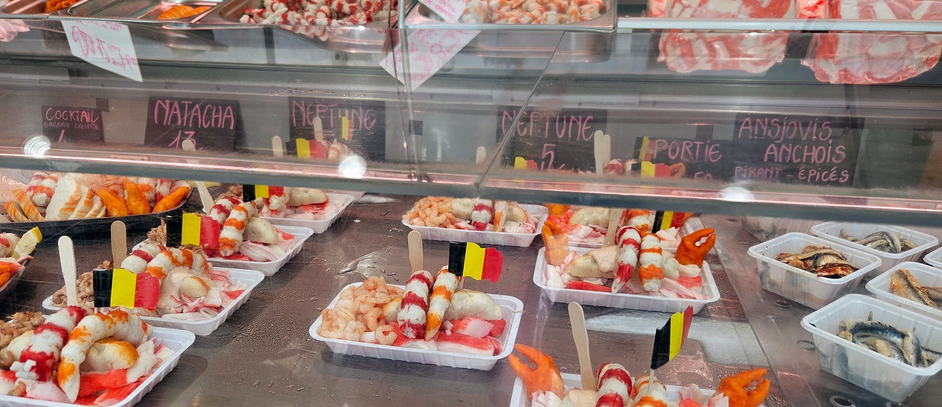 Étal de fruits de mer et brochettes au marché aux poissons d'Ostende